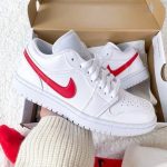 ⁦AIR JORDAN 1 Low WHITE UNIVERSITY RED⁩ – תמונה ⁦3⁩