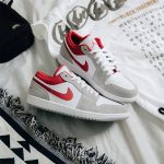 Air Jordan 1 Low Se Light Smoke Grey Gym Red – תמונה 2