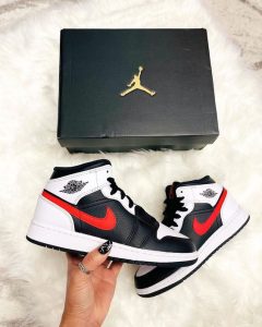 ⁦AIR JORDAN 1 Mid BLACK CHILE RED WHITE⁩ – תמונה ⁦2⁩