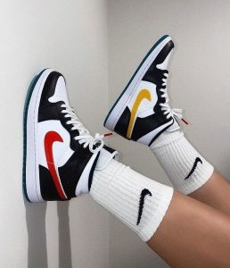 AIR JORDAN 1 Mid ALTERNATE SWOOSH – תמונה 4