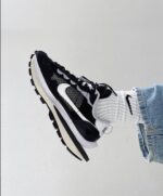 ⁦Nike X Sacai Vaporwafflle Black White⁩ – תמונה ⁦3⁩
