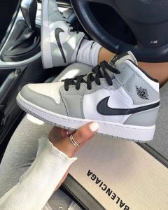 ⁦AIR JORDAN 1 Mid LIGHT SMOKE GREY⁩ – תמונה ⁦2⁩