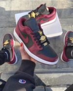 ⁦Air Jordan 1 Low Dark Beetroot⁩ – תמונה ⁦4⁩