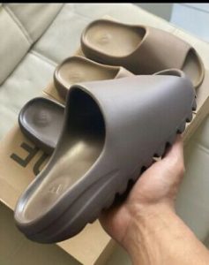 Yeezy SLIDE SOOT
