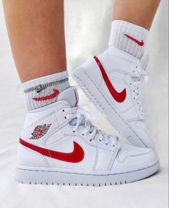 ⁦AIR JORDAN 1 Mid UNIVERSITY RED⁩ – תמונה ⁦2⁩