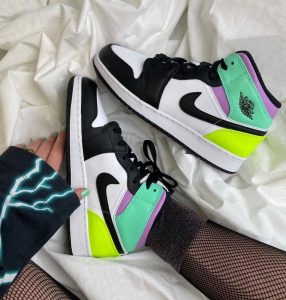 ⁦AIR JORDAN 1 Mid PASTEL BLACK TOE⁩ – תמונה ⁦3⁩