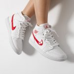 ⁦AIR JORDAN 1 Mid UNIVERSITY RED⁩ – תמונה ⁦4⁩