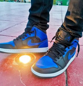 ⁦AIR JORDAN 1 Mid HYPER ROYAL TUMBLED LEATHER⁩ – תמונה ⁦2⁩