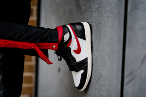 AIR JORDAN 1 Retro HIGH BLACK GYM RED
