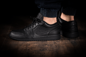 AIR JORDAN 1 Low TRIPLE BLACK – תמונה 5