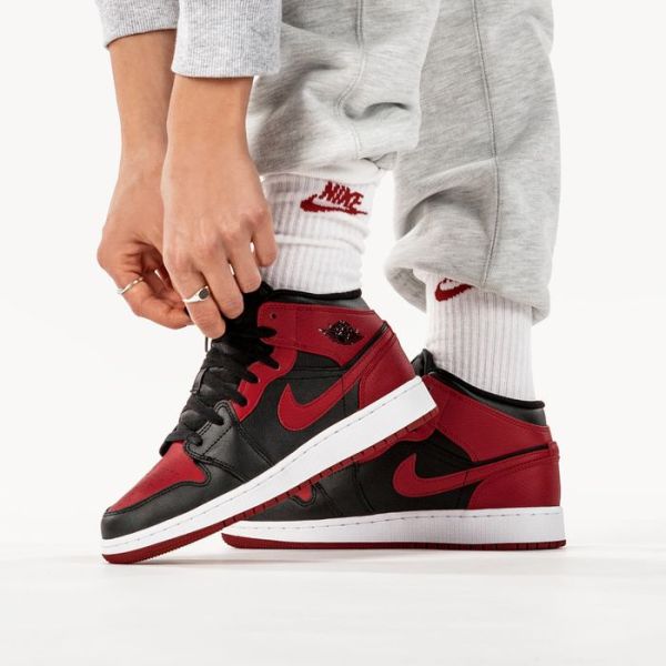 ⁦AIR JORDAN 1 Mid BANNED (2020)⁩ – תמונה ⁦4⁩