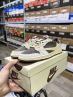 ⁦Air Jordan 1 Low Travis Scott Reverse Mocha⁩ – תמונה ⁦4⁩