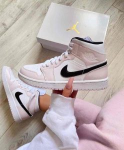 AIR JORDAN 1 Mid BARELY ROSE – תמונה 2