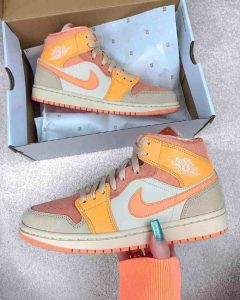 ⁦AIR JORDAN 1 Mid APRICOT ORANGE⁩ – תמונה ⁦2⁩