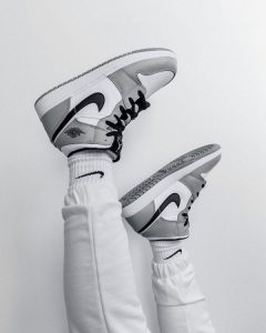 ⁦AIR JORDAN 1 Mid LIGHT SMOKE GREY⁩ – תמונה ⁦3⁩