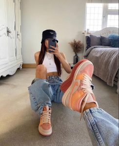 ⁦AIR JORDAN 1 Mid APRICOT ORANGE⁩ – תמונה ⁦4⁩