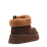 ⁦נעל מגף האג בצבע חום כהה | UGG Funkarra Cabin Cuff⁩ – תמונה ⁦2⁩