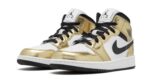 ⁦נעלי ג'ורדן בצבע זהב  | AIR JORDAN 1 WHITE METALLIC GOLD⁩ – תמונה ⁦2⁩