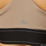 סט טייץ וטופ אימון אלו יוגה צבע שמנת בז Alo Yoga Beige Set