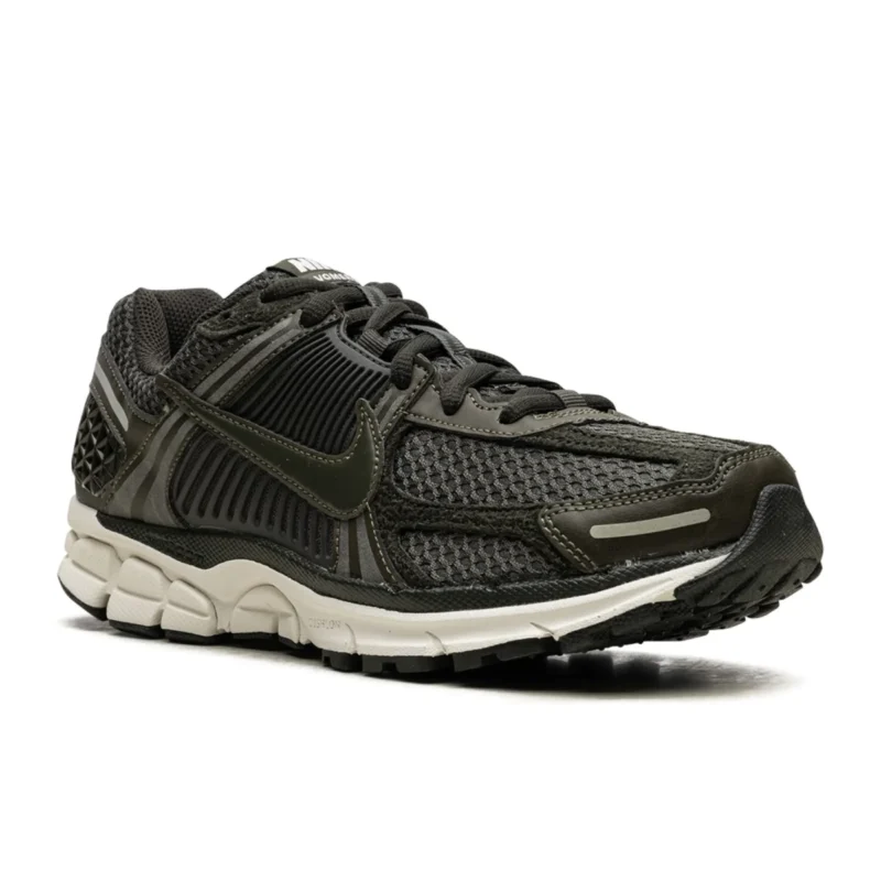 נעלי נייק וומרו 5 בצבע ירוק כהה - Nike Zoom Vomero 5 Sequoia