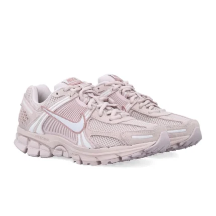 נעלי נייק וומרו 5 בצבע ורוד - Nike Zoom Vomero 5 Triple Light Pink