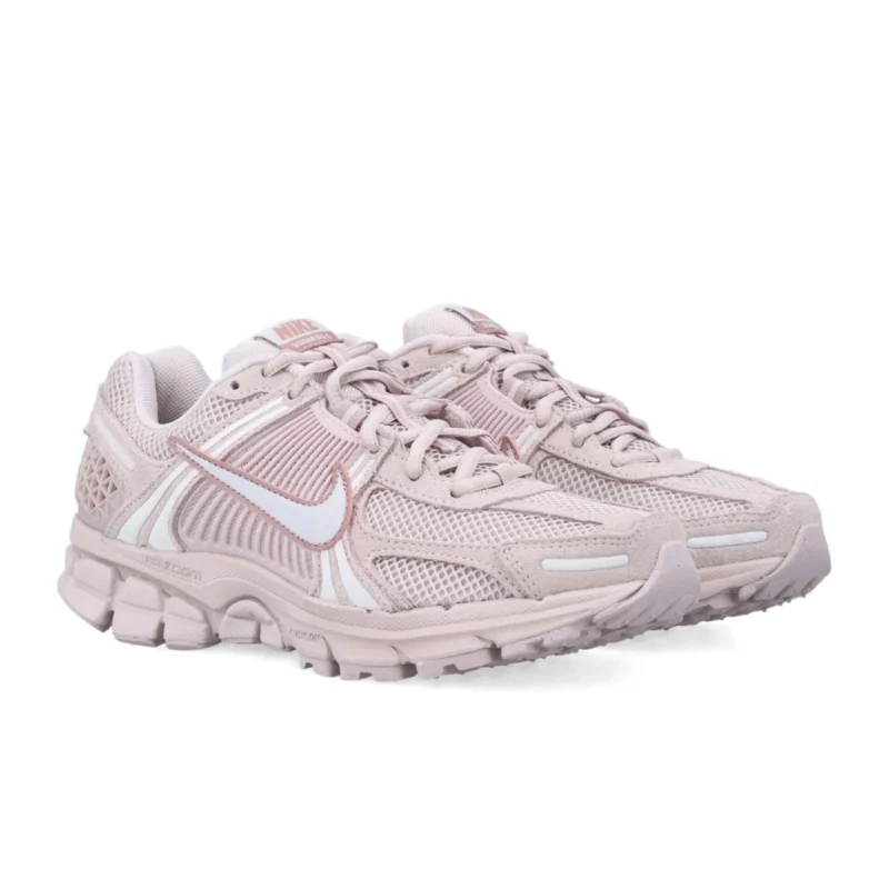 נעלי נייק וומרו 5 בצבע ורוד - Nike Zoom Vomero 5 Triple Light Pink