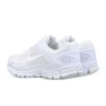 נעלי נייק וומרו 5 בצבע לבן - Nike Zoom Vomero 5 Triple White