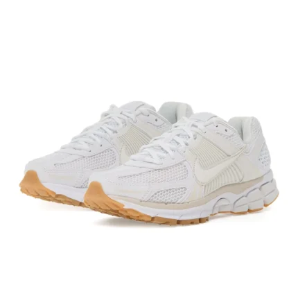 נעלי נייק וומרו 5 בצבע לבן - Nike Zoom Vomero 5 White
