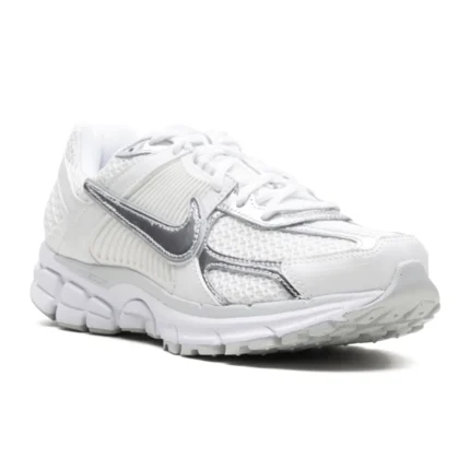 נעלי נייק וומרו 5 בצבע לבן - Nike Zoom Vomero 5 Triple White Chrome