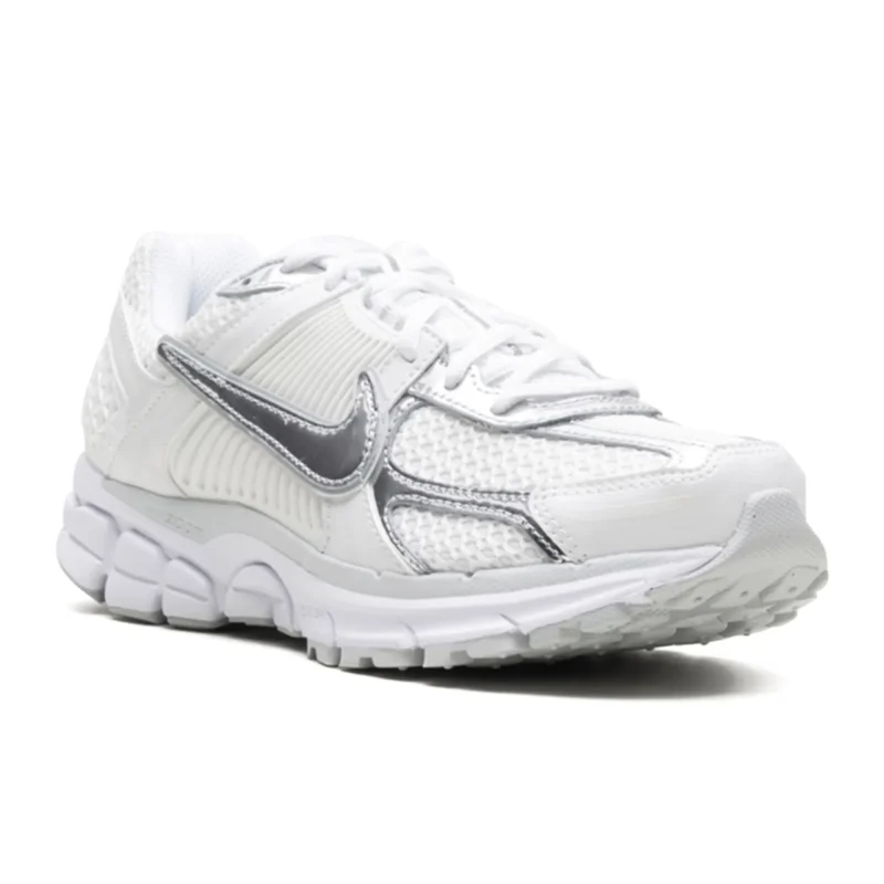 נעלי נייק וומרו 5 בצבע לבן - Nike Zoom Vomero 5 Triple White Chrome
