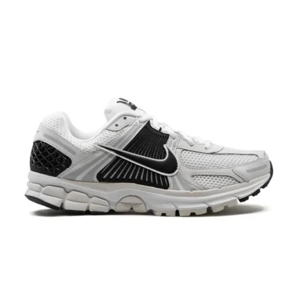 נעלי נייק וומרו 5 בצבע לבן שחור - Nike Zoom Vomero 5 White-Black