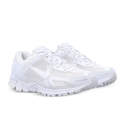נעלי נייק וומרו 5 בצבע לבן - Nike Zoom Vomero 5 Triple White