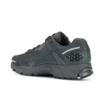 נעלי נייק וומרו 5 בצבע שחור - Nike Zoom Vomero 5 SP Anthracite