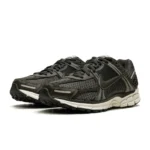 נעלי נייק וומרו 5 בצבע ירוק כהה - Nike Zoom Vomero 5 Sequoia