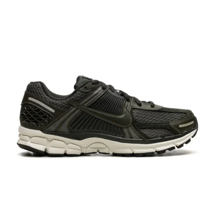 נעלי נייק וומרו 5 בצבע ירוק כהה - Nike Zoom Vomero 5 Sequoia