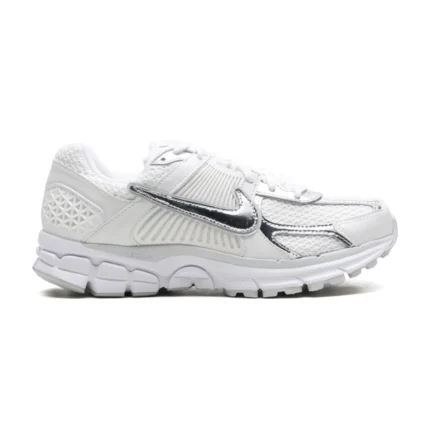 נעלי נייק וומרו 5 בצבע לבן - Nike Zoom Vomero 5 Triple White Chrome