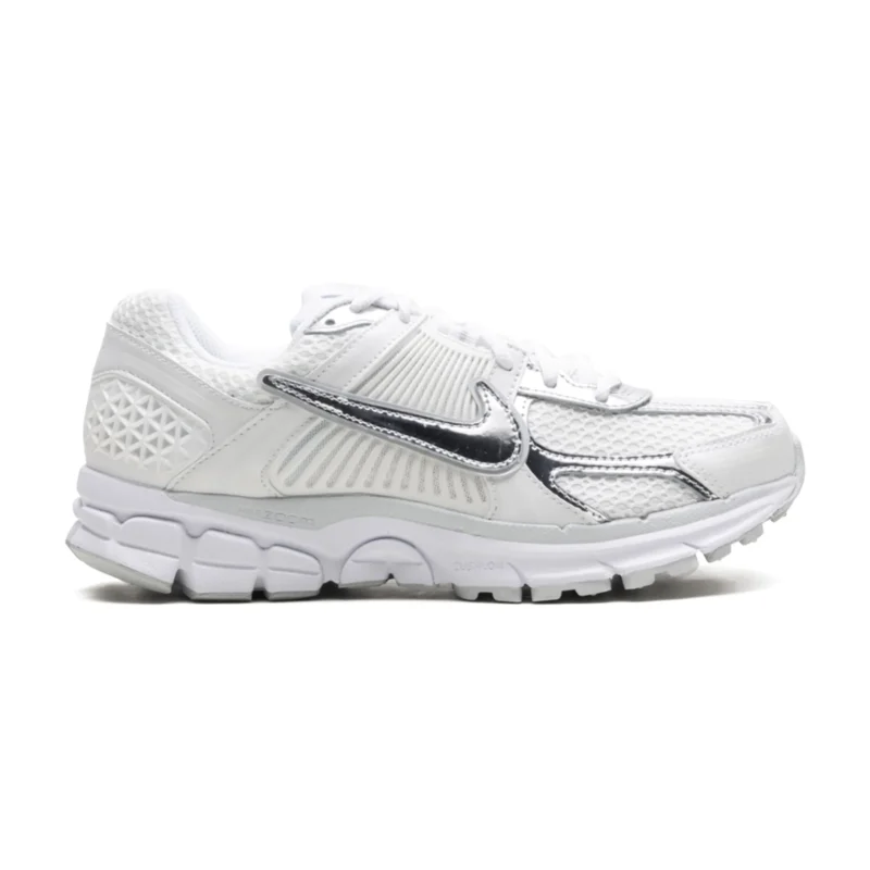 נעלי נייק וומרו 5 בצבע לבן - Nike Zoom Vomero 5 Triple White Chrome