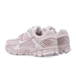 נעלי נייק וומרו 5 בצבע ורוד - Nike Zoom Vomero 5 Triple Light Pink